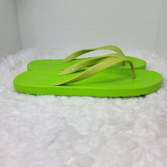 Crocs Chawaii Men's Size 11 Flip Flops Thongs Volt Green Beach Comfort - Picture 5 of 11